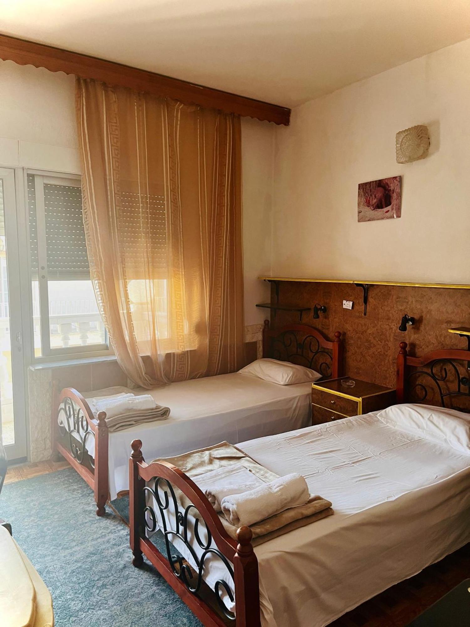 Hotel Holiday Keramotí Buitenkant foto